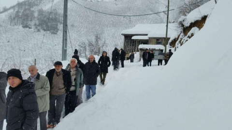 Cenazeler Güçlükle Toprağa Verildi